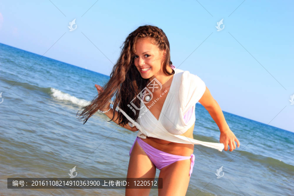 海灘上的美麗的女孩