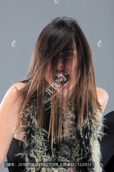 美麗的黑發(fā)女孩