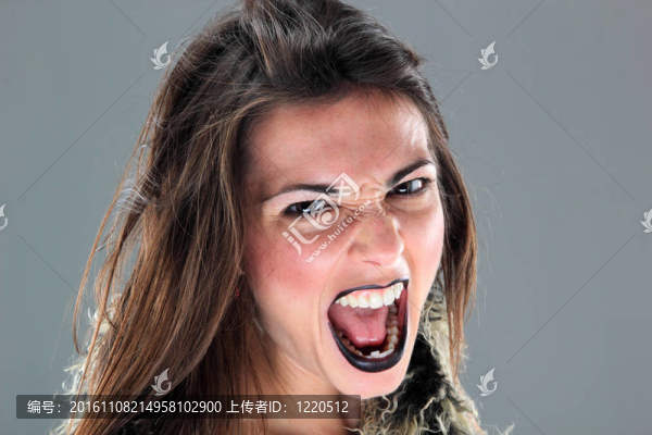 美麗的黑發(fā)女孩