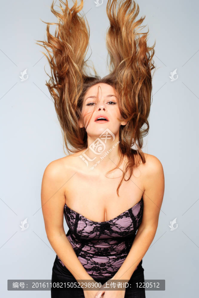 用風吹頭發(fā)的工作室中的美女模特