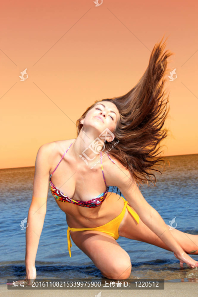 海灘上的迷人的女孩