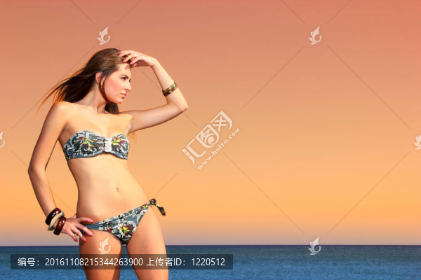 海灘上的迷人的女孩