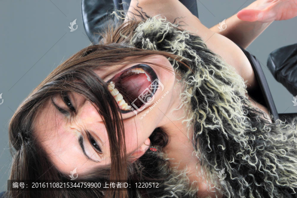 美麗的黑發(fā)女孩