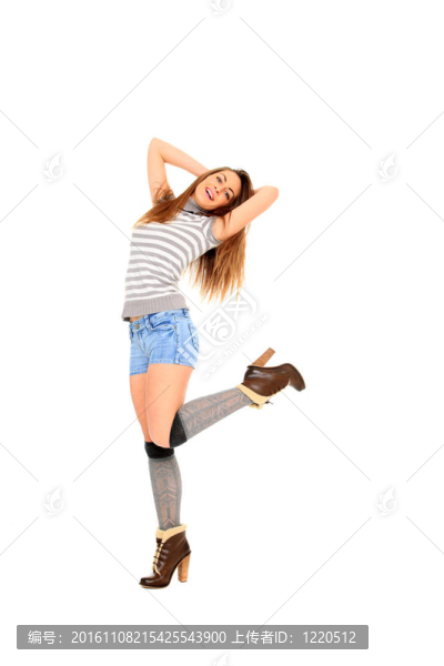 穿著牛仔褲短褲的年輕女人