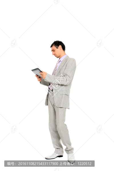 年輕商人使用平板電腦站立