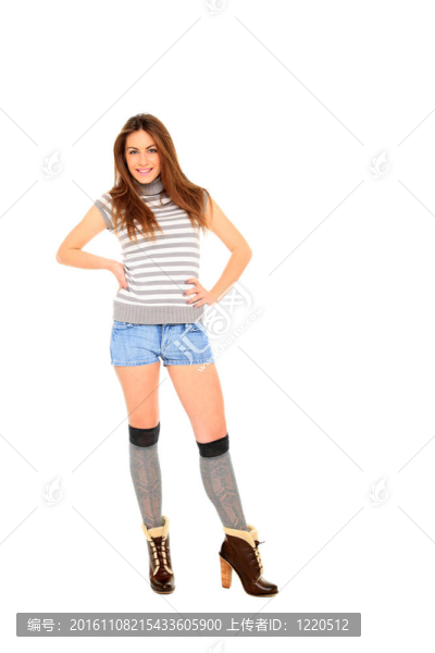 穿著牛仔褲短褲的年輕女人