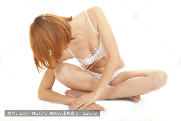 一個(gè)可愛(ài)的年輕女性練習(xí)瑜伽的肖像