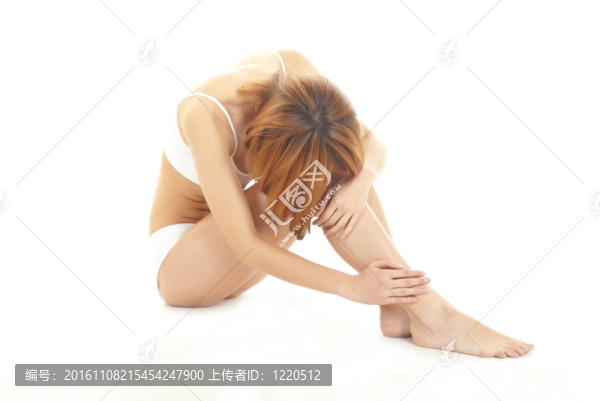 一個可愛的年輕女性練習(xí)瑜伽的肖像