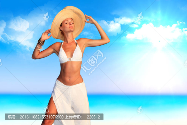 海灘上的美麗的女孩