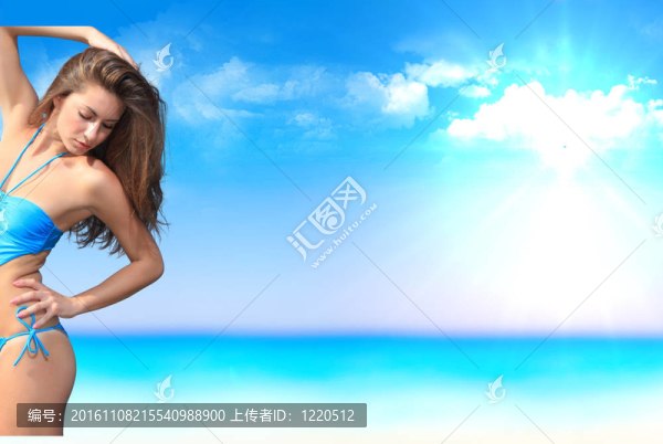 海灘上的美麗的女孩