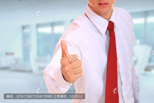 商業(yè)女性展示拇指