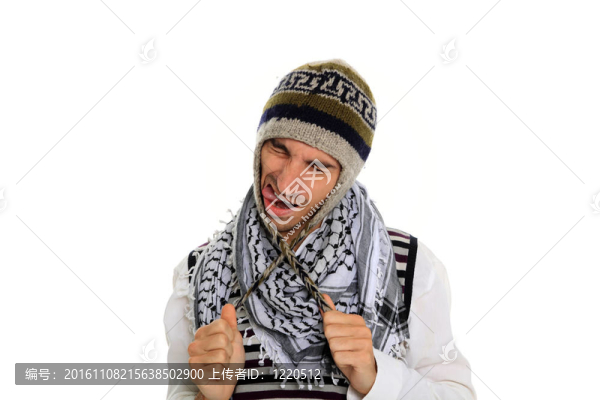 有趣的冬天男子在溫暖的帽子和衣服微笑