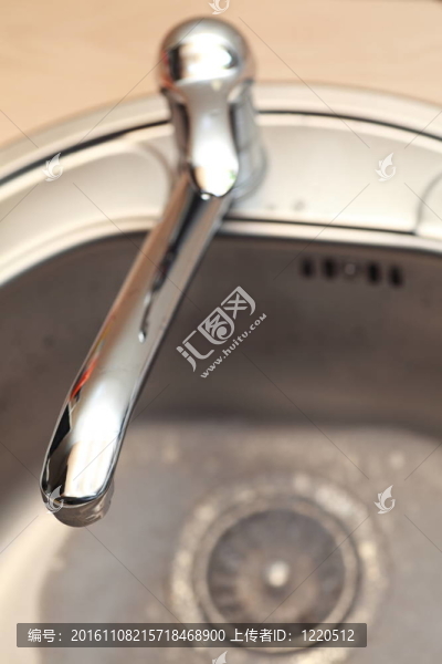 不銹鋼廚房龍頭和水槽