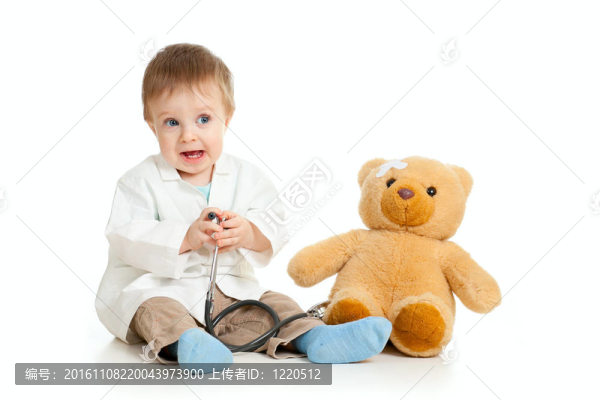 可愛的男孩與醫(yī)生的衣服和泰迪熊超過白色