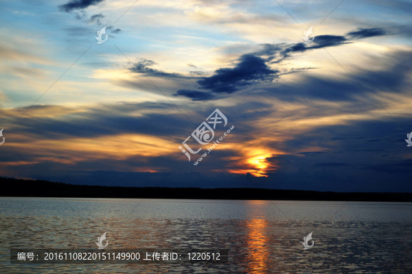 湖上夏季日落