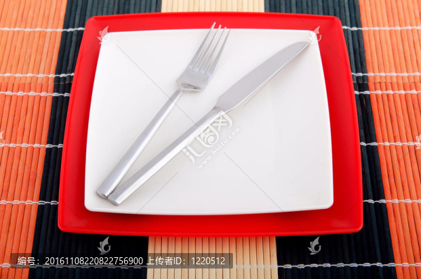 桌上的空盤子和餐具