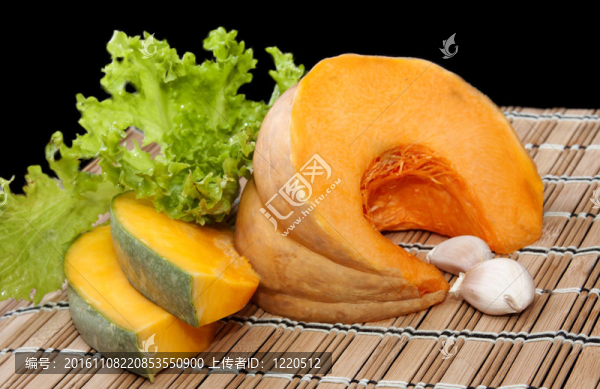 有生菜和大蒜的南瓜