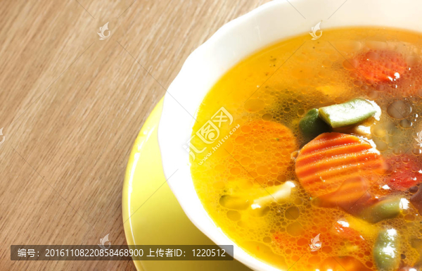 光明盤子里的蔬菜湯