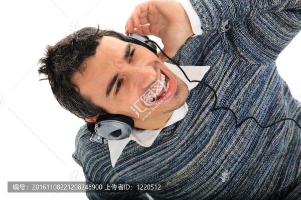 年輕人聽音樂