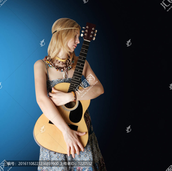 嬉皮女孩的吉他