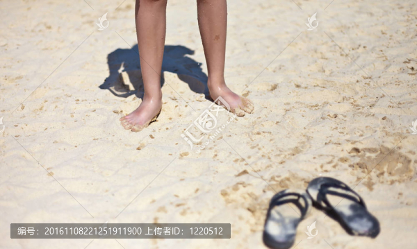 在沙質(zhì)海岸沙灘涼鞋