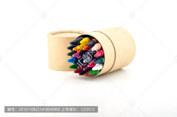 彩色鉛筆在紙箱里