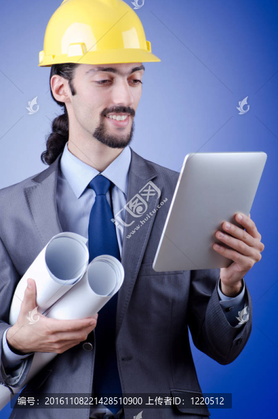 在平板上工作的建筑工人
