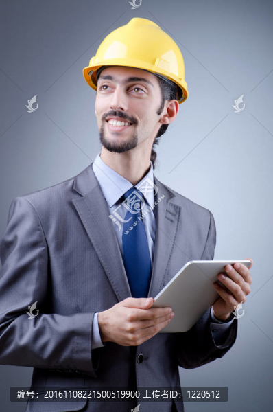 在平板上工作的建筑工人