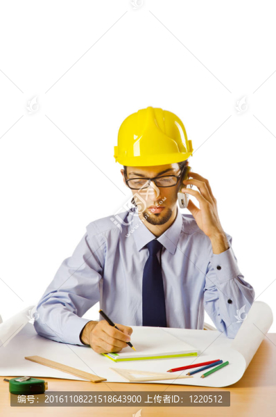 在白色的圖紙上工作的工程師