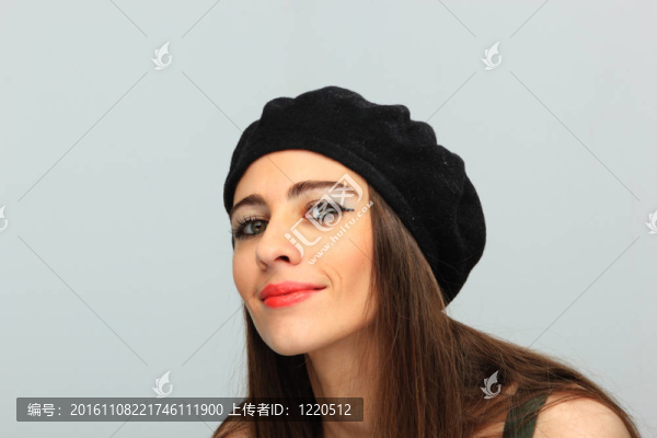美麗的微笑的女人戴著貝雷帽