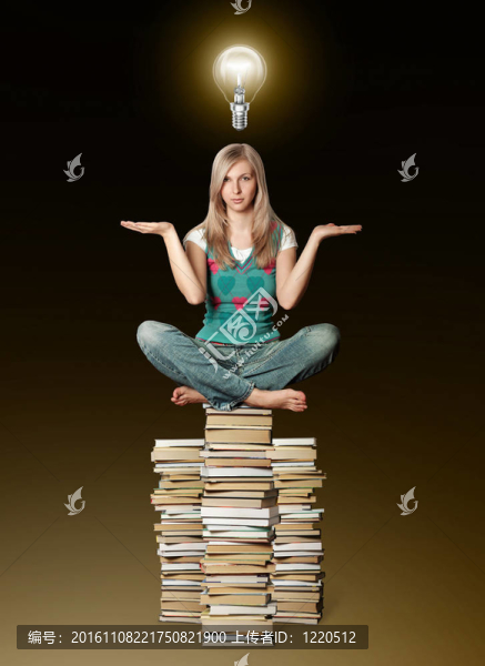 蓮女在一堆書和燈泡上的平衡