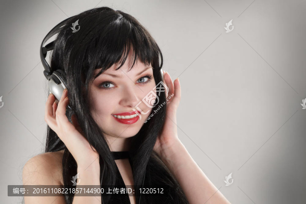 女人聽音樂