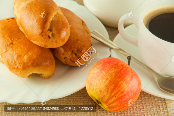白色背景的新鮮派和杯香濃咖啡