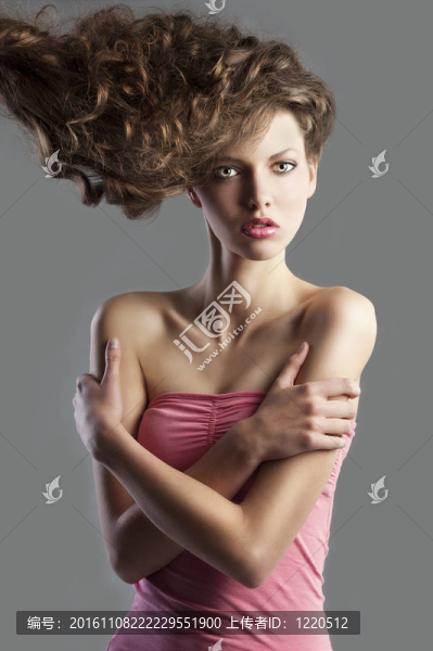 漂亮的女孩有著很好的發(fā)型；她的雙臂交叉。
