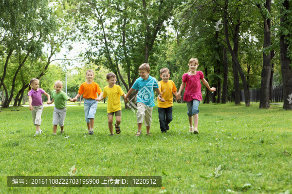 公園里的一群孩子