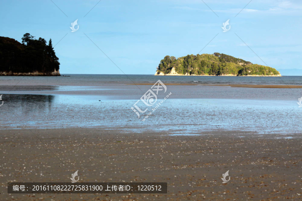 在亞伯塔斯曼國家公園的海岸線，小島