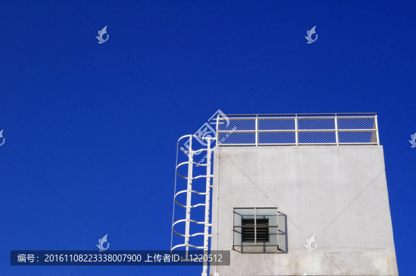 藍(lán)天下的白色建筑