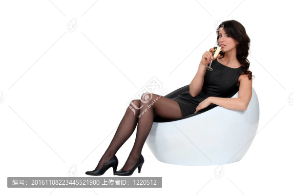 女人坐在沙發(fā)上喝著一杯香檳