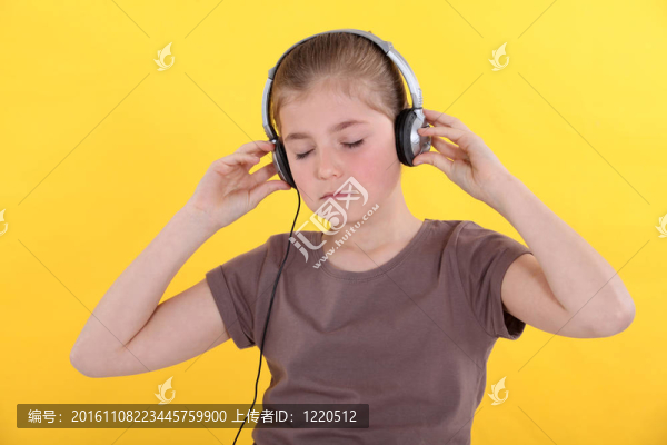 女孩在耳機(jī)上聽音樂