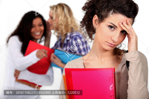 兩個(gè)女孩在談?wù)摿硪粋€(gè)女孩