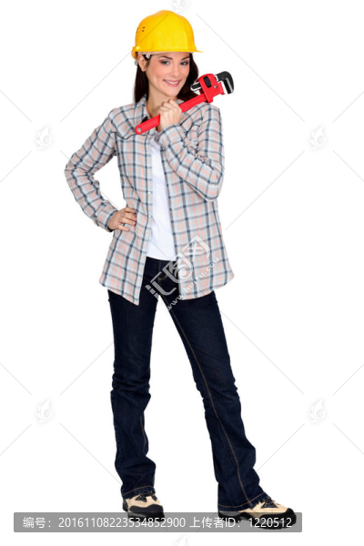 女店主拿著管子鉗