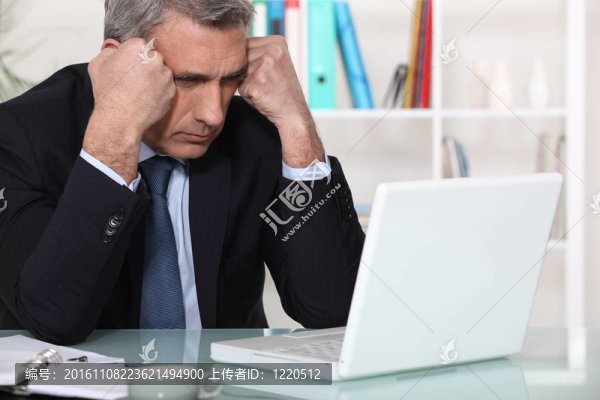 專注于他的筆記本電腦的商人
