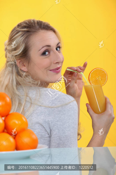 金發(fā)女人喝橙汁