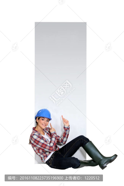 女建筑師坐在空白的海報