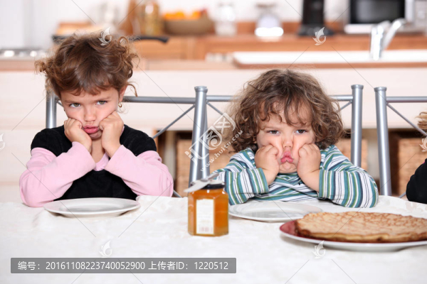 孩子們?cè)趶N房里