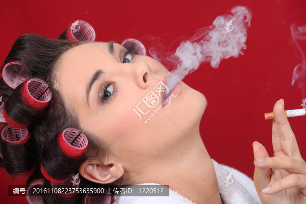 在她的頭發(fā)上吸煙的女人