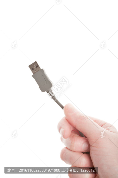 手上拿著灰色的USB電纜