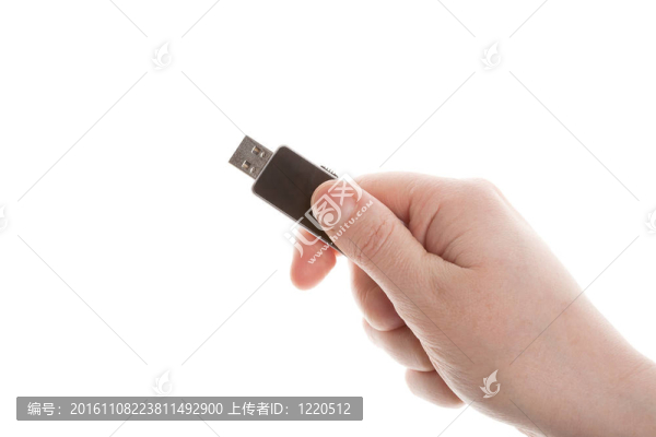 手拿著黑色的USB,Key
