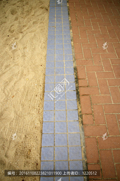 沿著海灘的路