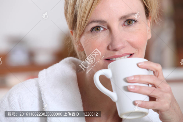 喝一杯茶的女人